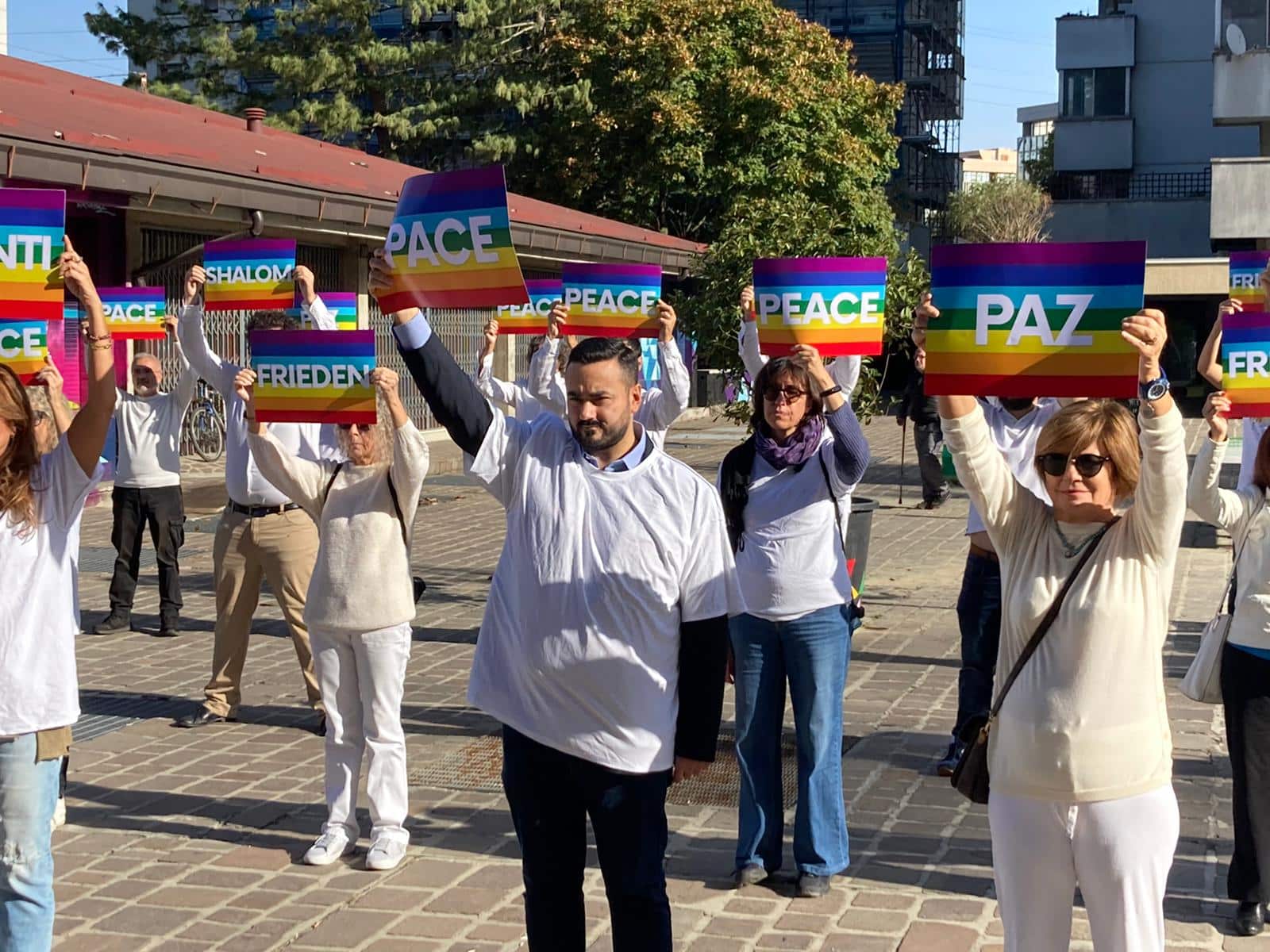 Flash mob per la pace a Gratosoglio. Di Marco (M5S): “È l’ora delle risposte e di portare la parola pace tra la gente”