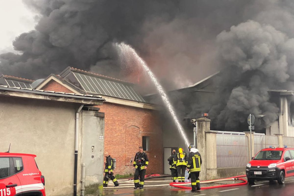 In fiamme il deposito dell’acqua Sparea a Luserna: case evacuate e strada provinciale chiusa per l’incendio