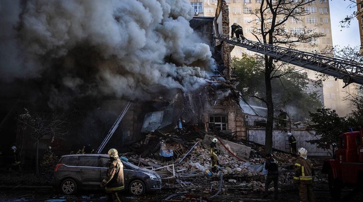 Ucraina, bombardamenti russi a Kharkiv: persone sotto le macerie. Il Cremlino replica a Macron: “Parole pericolose, rischio escalation”