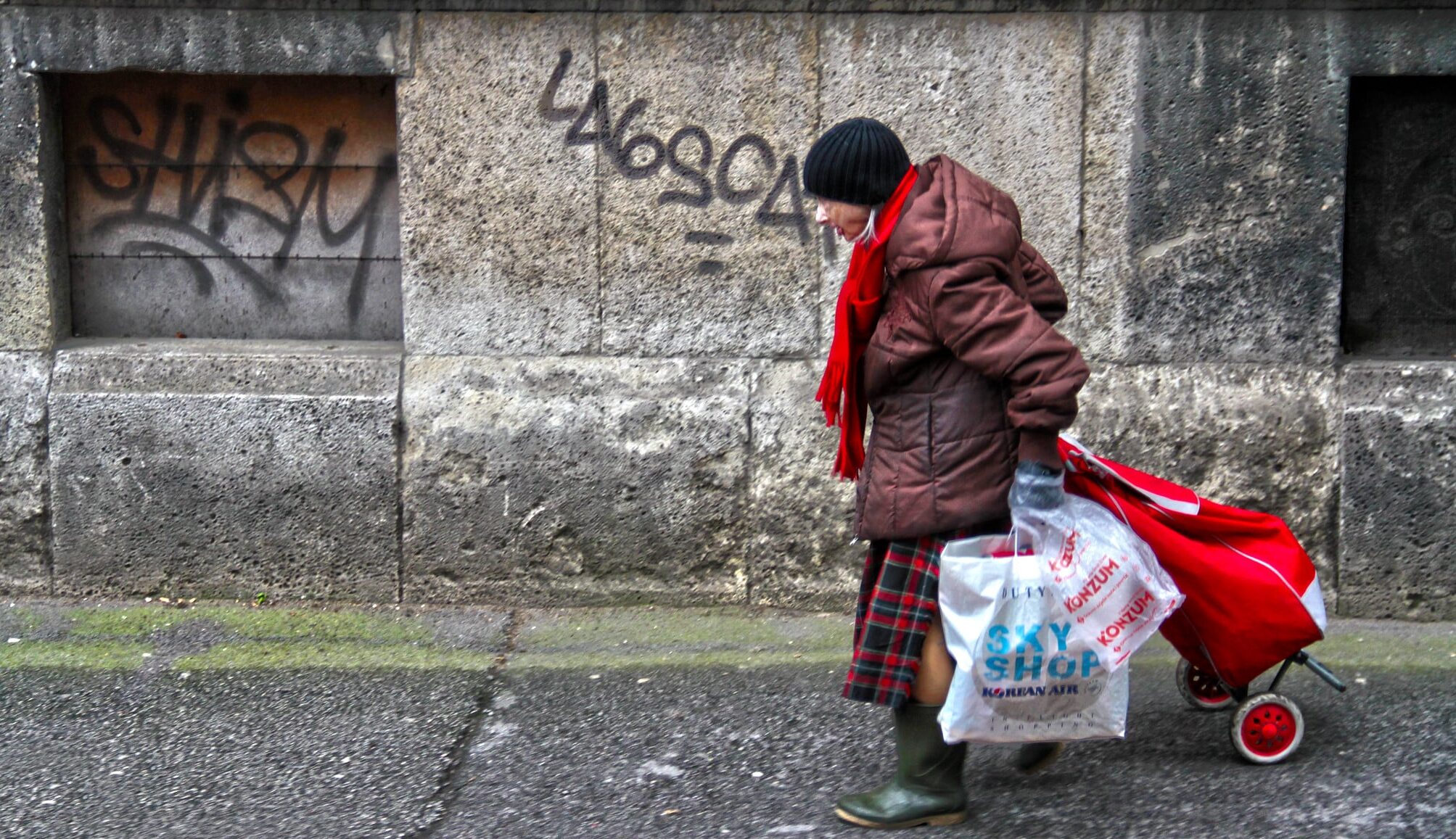Italiani sempre più poveri. Il 57% riesce a stento ad arrivare a fine mese. Il quadro che emerge dall’ultimo Rapporto Eurispes è desolante