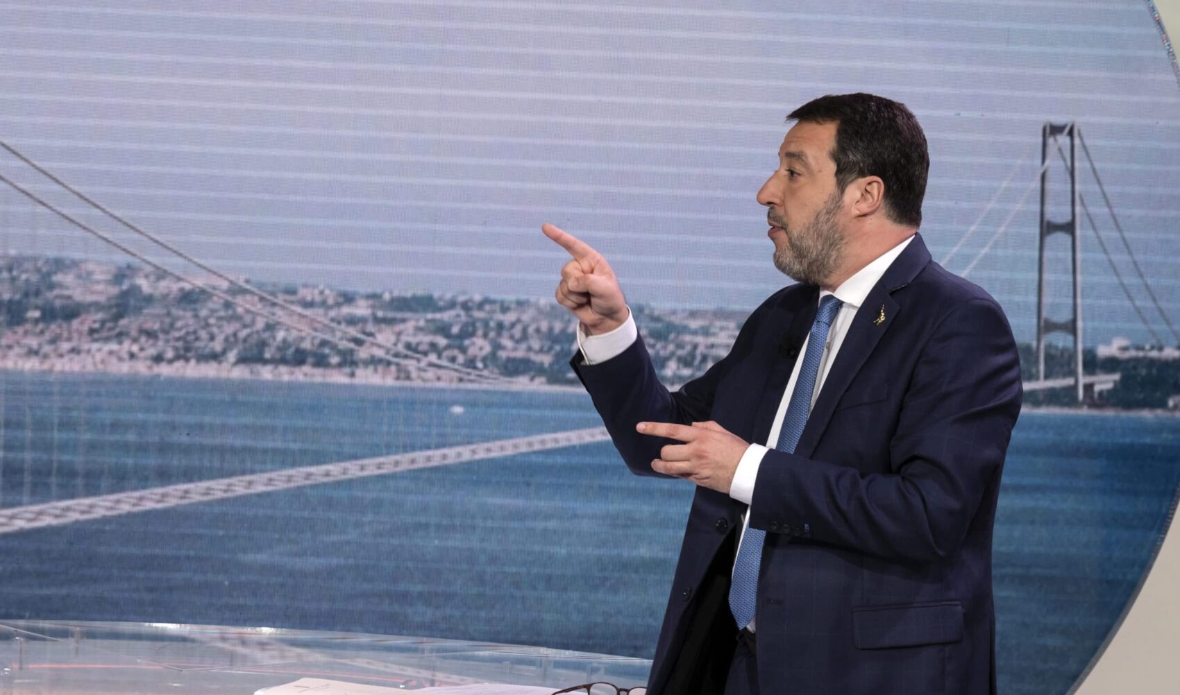 Salvini gioca con il Ponte. Come un bimbo con i Lego