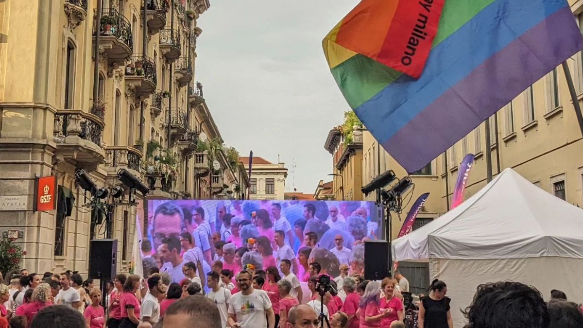 Pride Milano la città si colora di bandiere arcobaleno