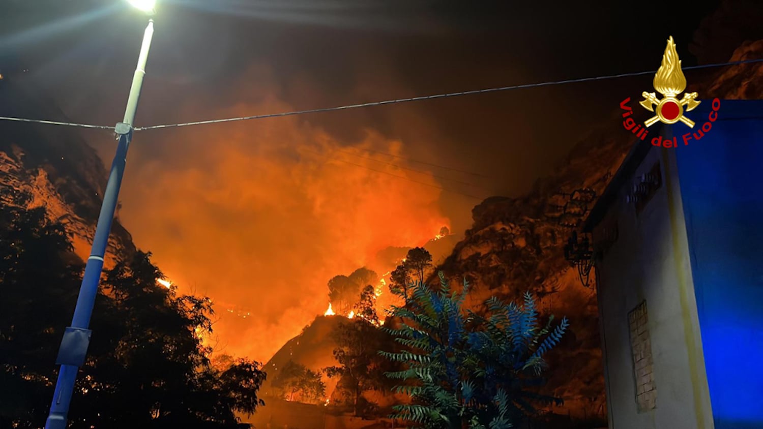 Gli incendi mettono in ginocchio la Sicilia