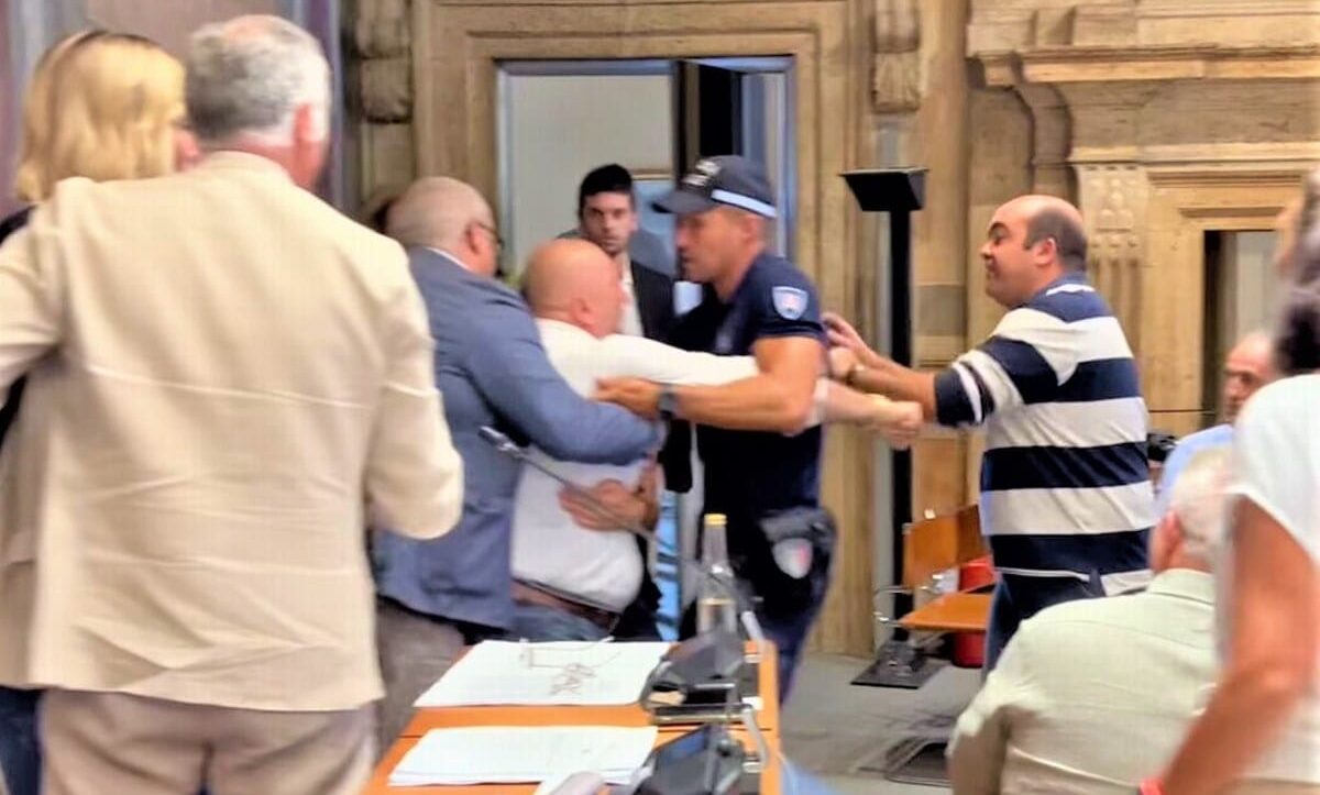 Terni, rissa in Consiglio comunale. Il sindaco Bandecchi si azzuffa con un consigliere della minoranza