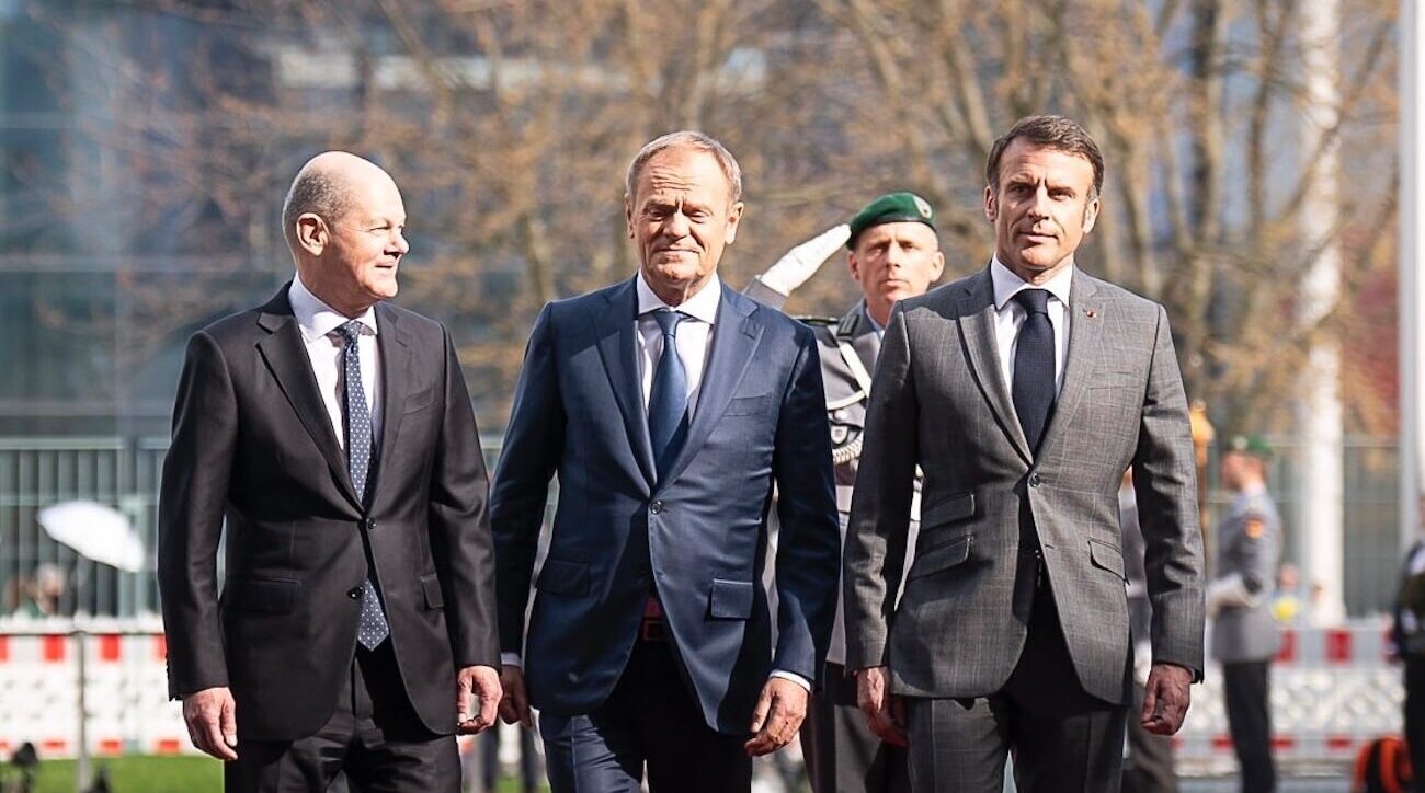 Ucraina, Scholz e Tusk placano le mire belliciste di Macron