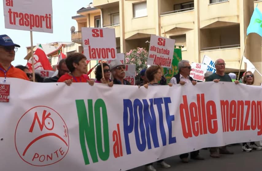 Migliaia in piazza per dire “no” al Ponte di Salvini