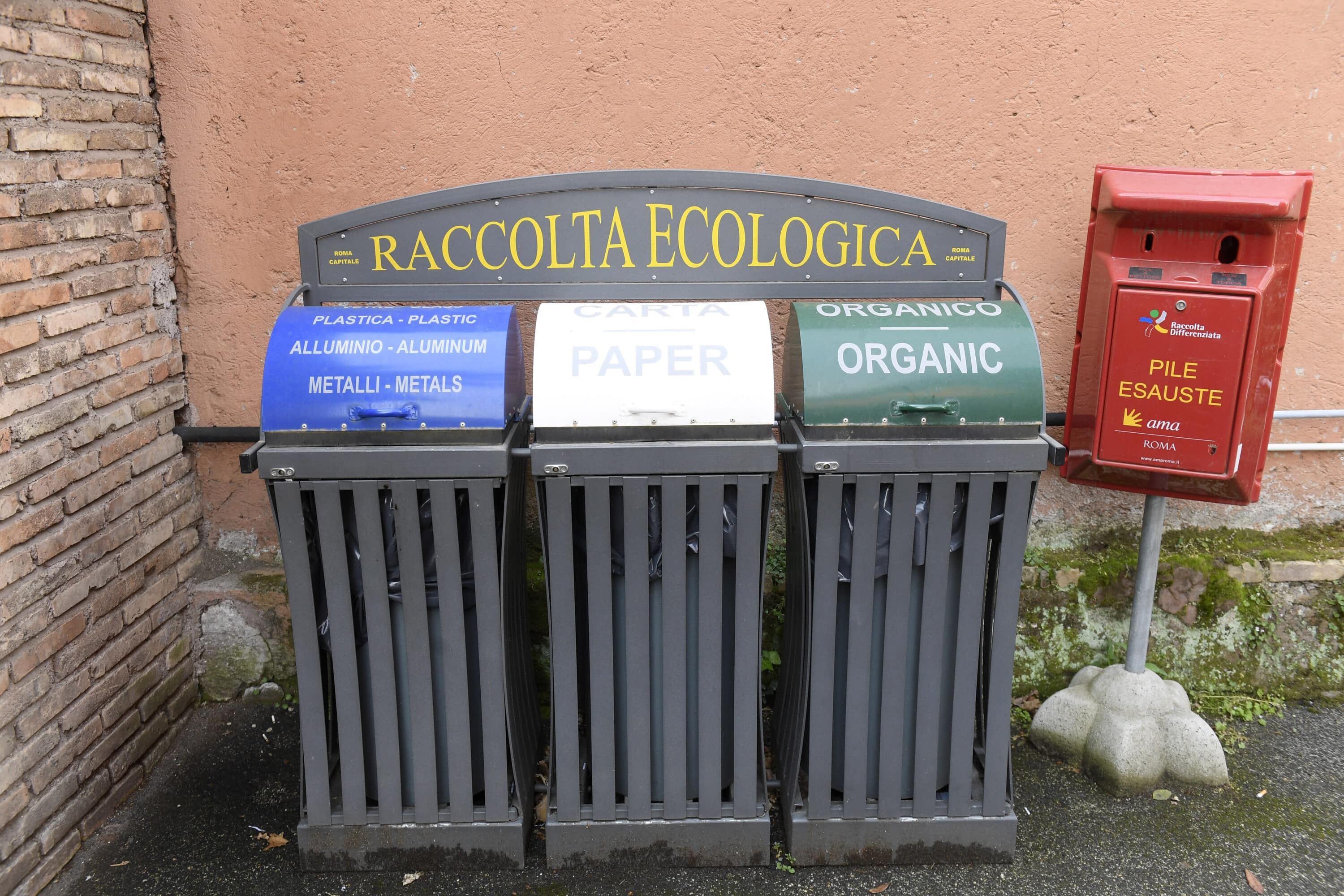 Rifiuti, la raccolta differenziata in Italia cresce ma il riciclaggio resta indietro