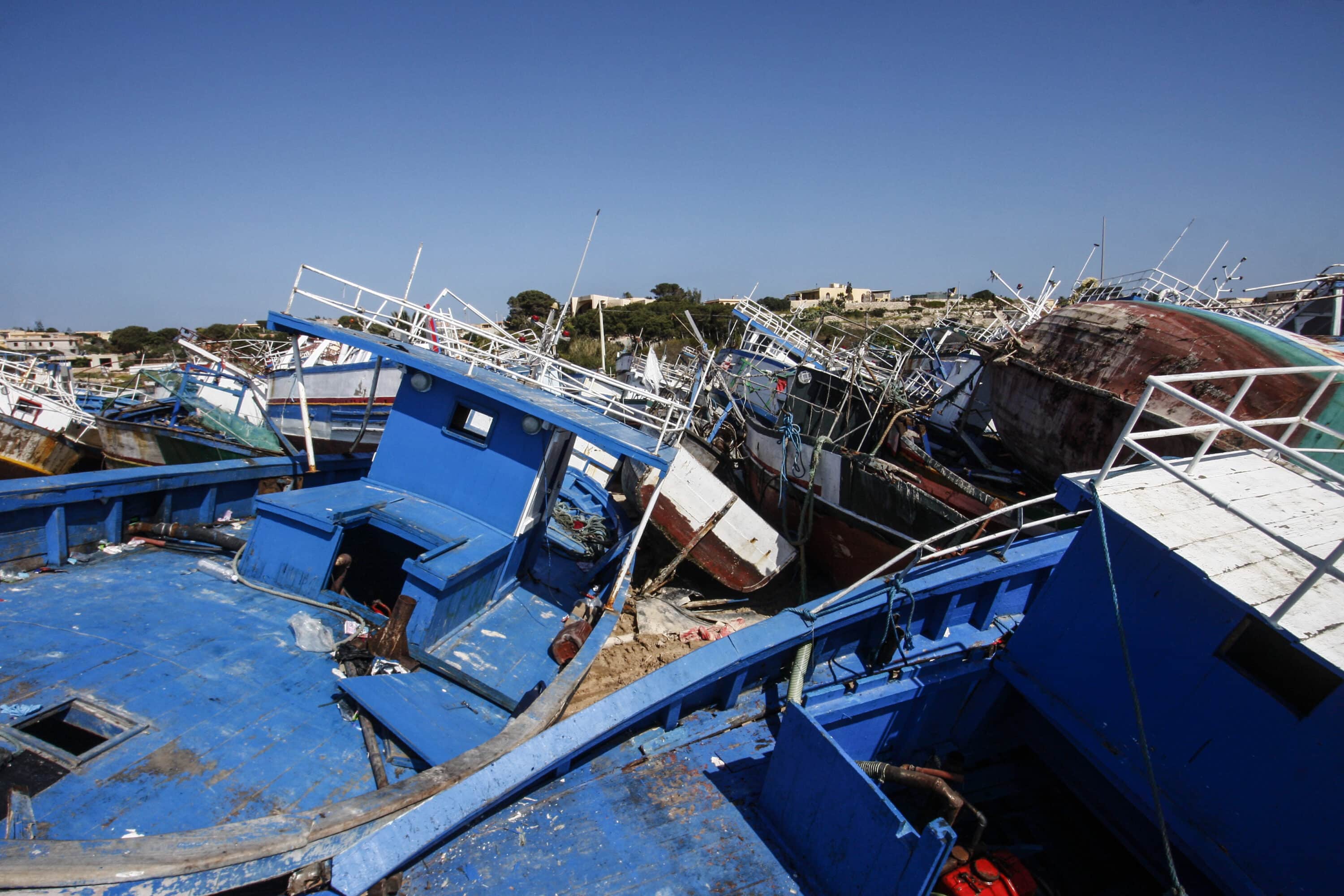 Migranti, la denuncia della Bbc: “La Guardia costiera greca li ha uccisi gettandoli in mare”