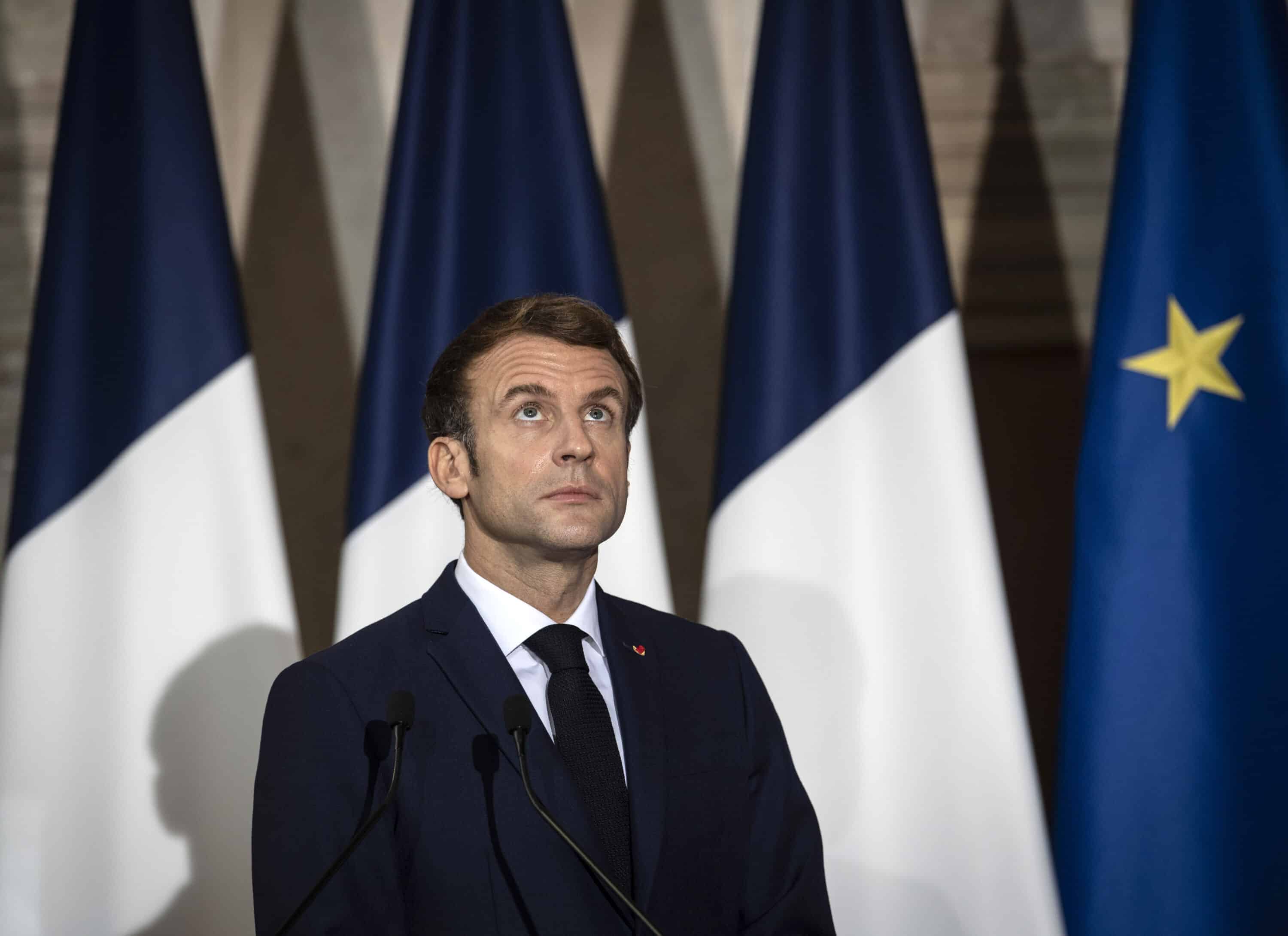 Crollo dell’asse franco-tedesco: Macron alza bandiera bianca e spedisce il Paese al voto, Scholz prova a resistere e non si dimette