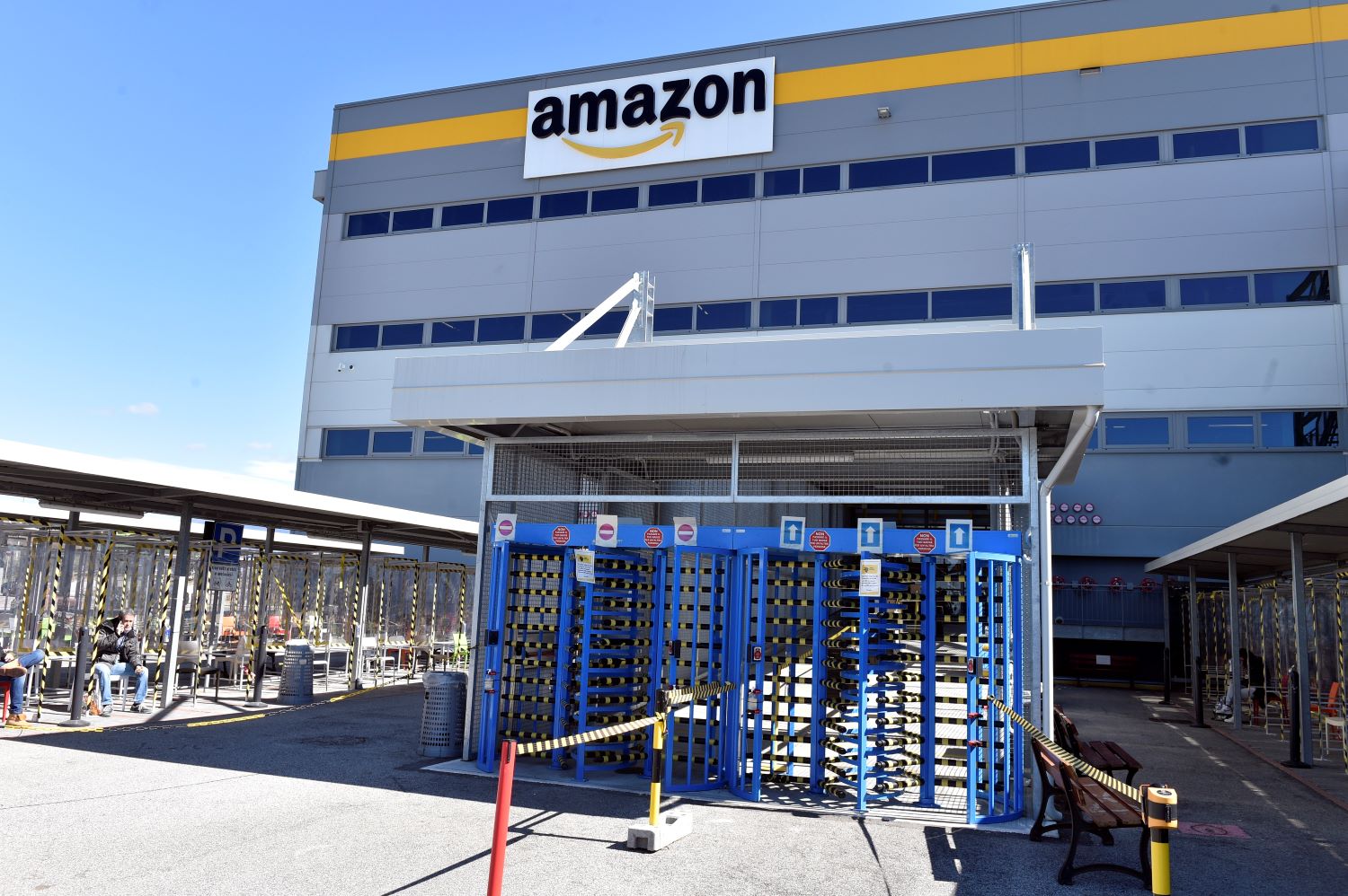 Evasione fiscale e finte coop: la procura di Milano sequestra 121 milioni di euro ad Amazon Italia Transport