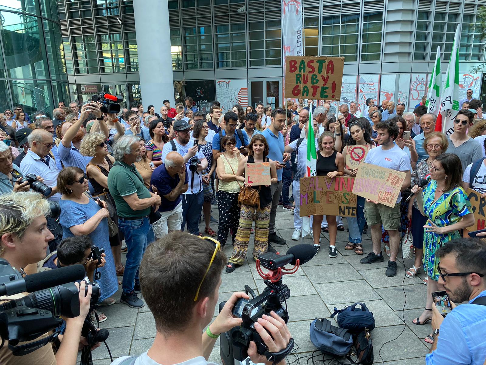 Malpensa intitolato a Silvio, Milano si mobilita contro l’iniziativa: la petizione ha già superato le 140mila firme