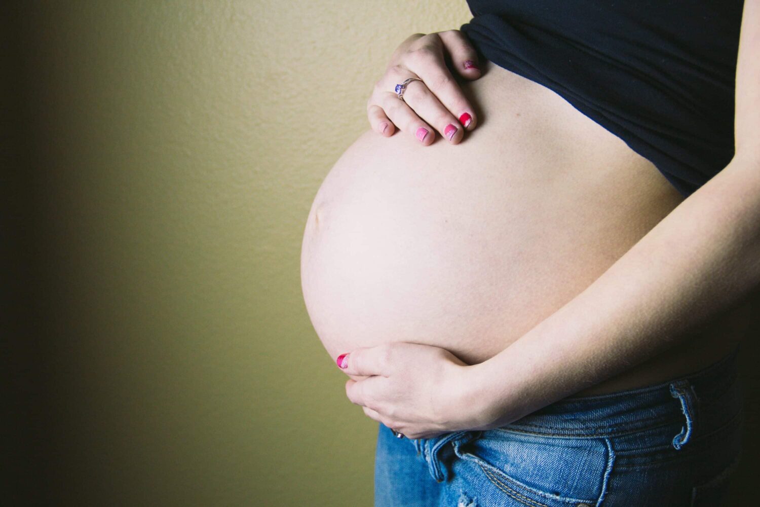 Via libera della Commissione Giustizia del Senato al ddl che introduce il reato universale di maternità surrogata