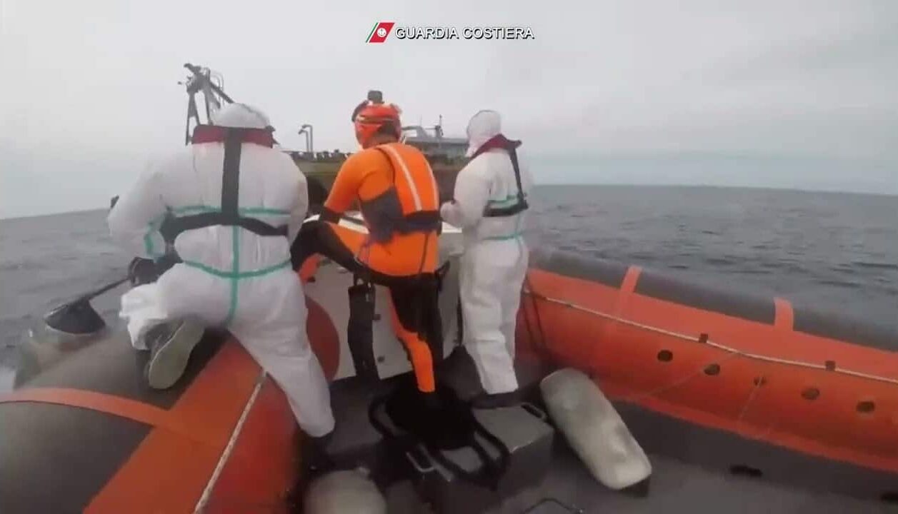 Salvataggi in mare, l’agenzia Ue per i diritti fondamentali: distinguere tra trafficanti e soccorritori