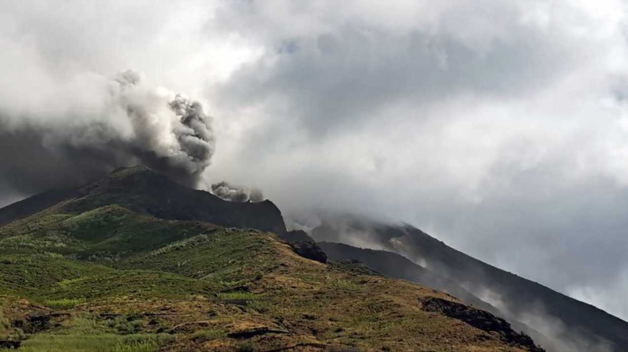 Nuova forte esplosione a Stromboli, nube di cenere sull’isola