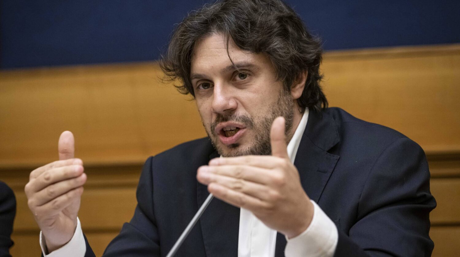 M5S: “Il governo italiano dovrebbe convocare l’ambasciatore israeliano e smettere di vendere armi a Tel Aviv”