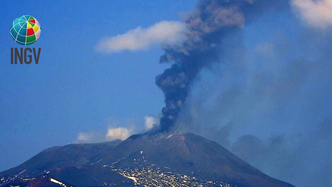 Etna, piovono pietre di lava. Pd: “La Regione chieda lo stato di calamità”