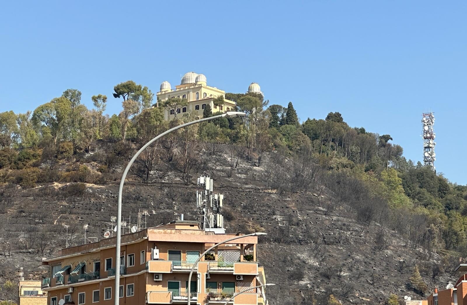 Incendio Monte Mario, in corso la bonifica e lo spegnimento degli ultimi focolai