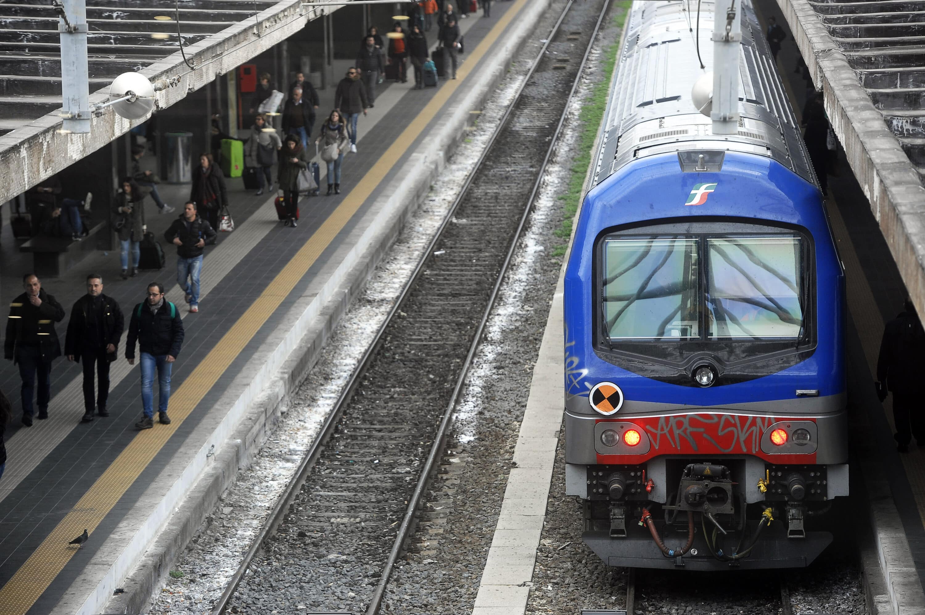 Grande spavento a Milano dove un treno merci e un treno passeggeri si sono scontrati. A causa dell’impatto sei persone risultano ferite