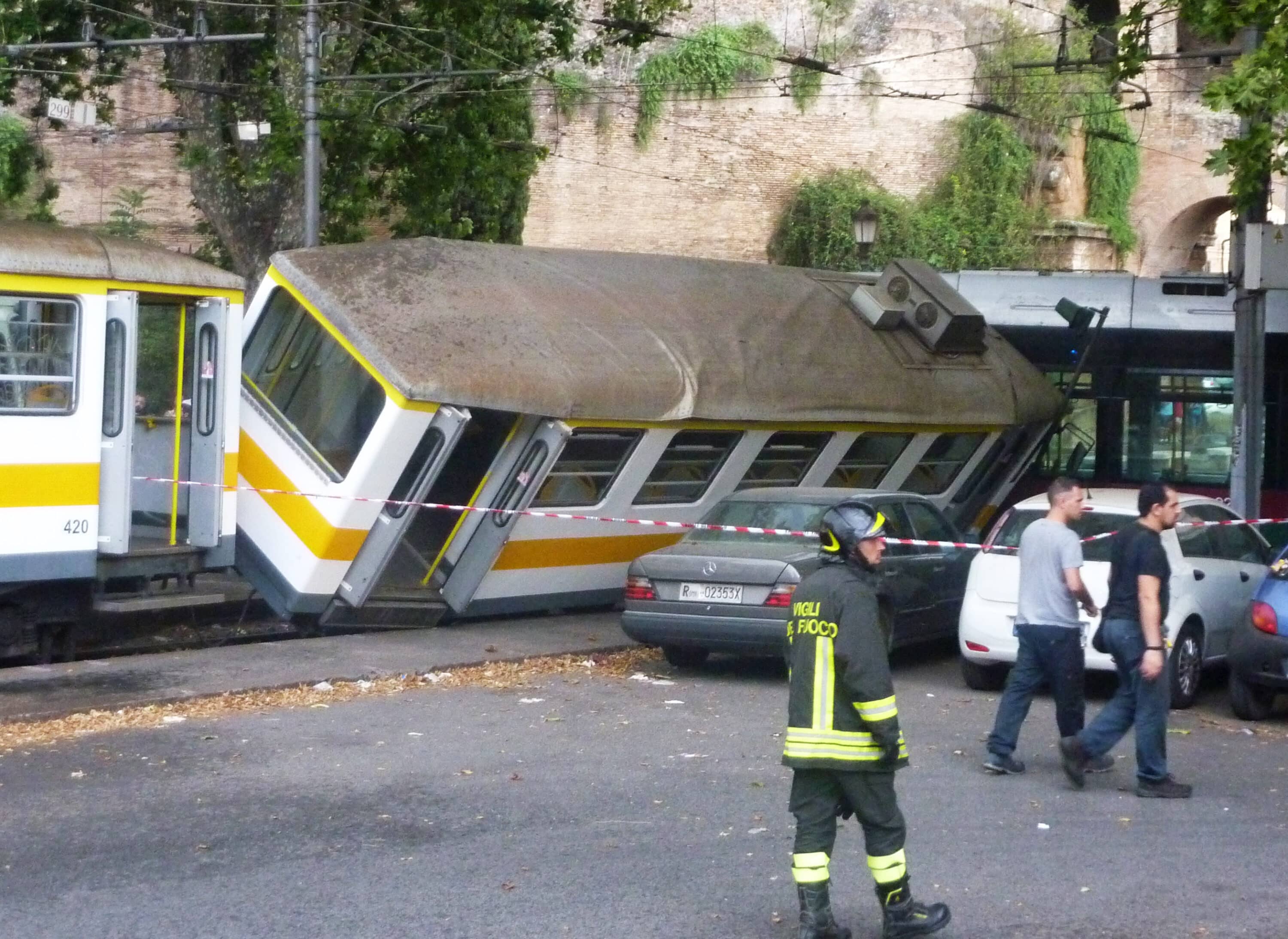 Strade insicure, da inizio anno oltre 300 pedoni sono stati investiti e uccisi. Per l’Asaps: “È una carneficina”