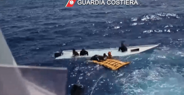 Naufragio a Lampedusa, dispersi 21 migranti: tra di loro ci sono anche tre minorenni