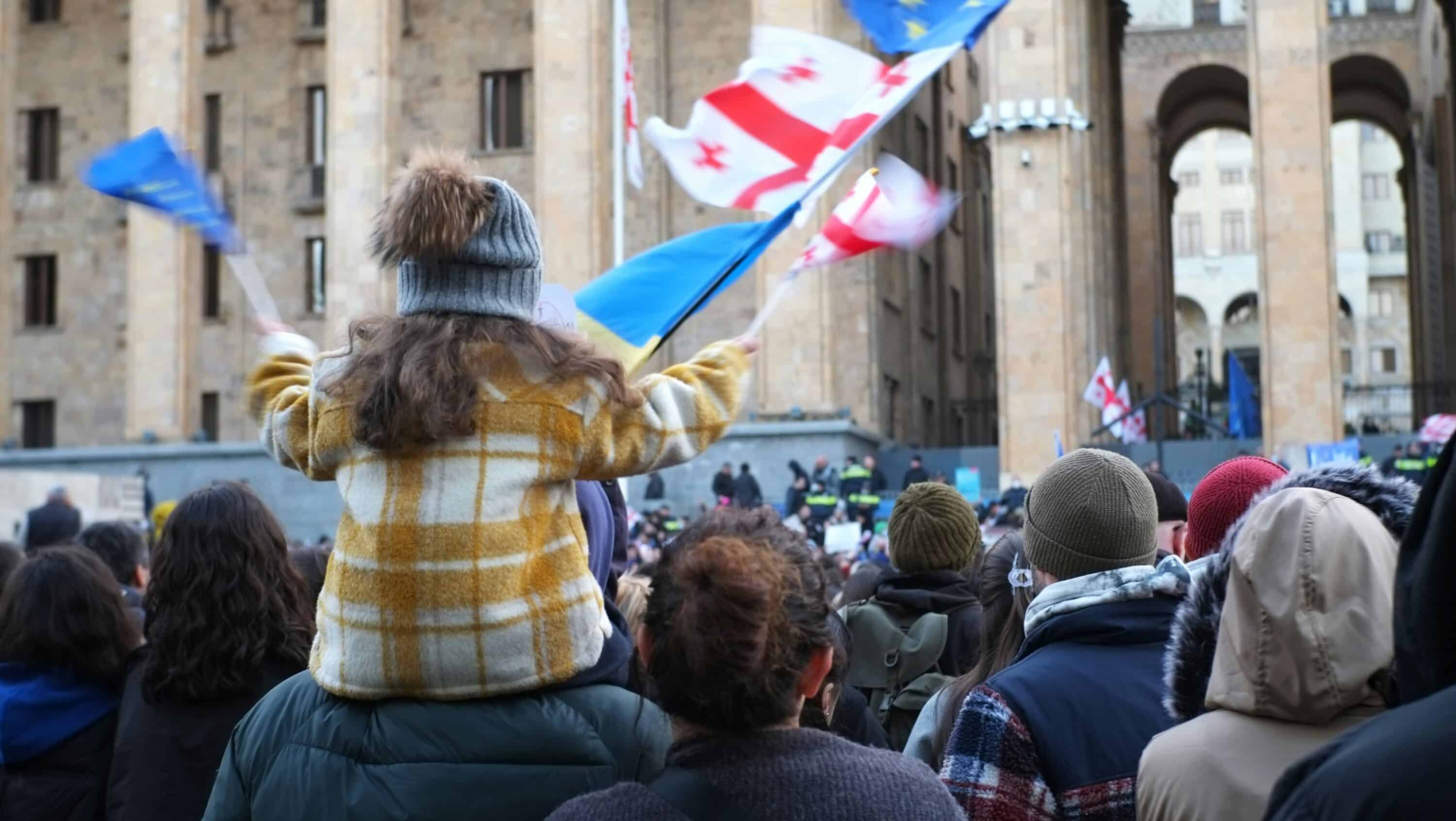 La Georgia si allontana dall’Ue: alle elezioni vince il partito filorusso e le opposizioni denunciano brogli. Washington e Bruxelles chiedono un’indagine indipendente sul voto