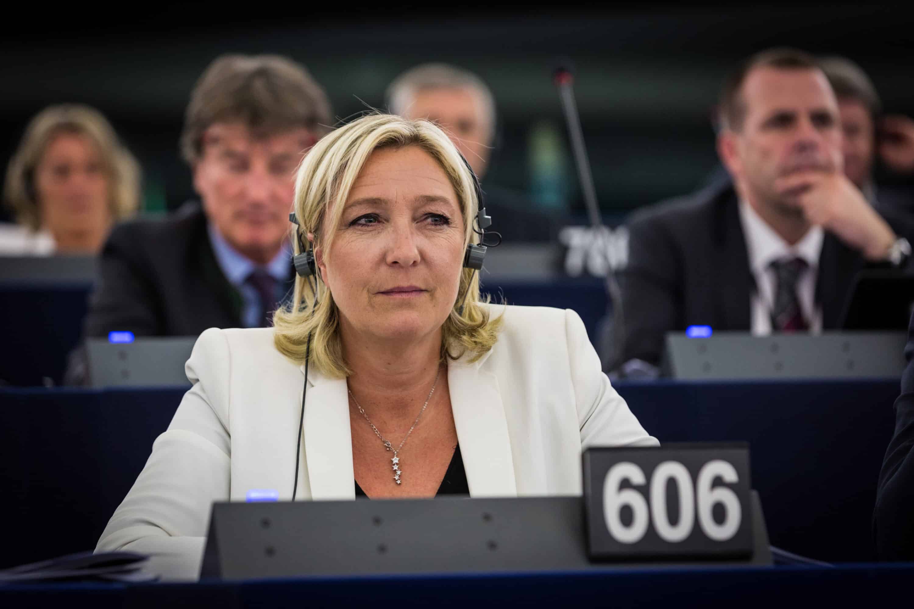 Le Pen tenta la spallata al governo, da Parigi un avviso per Bruxelles