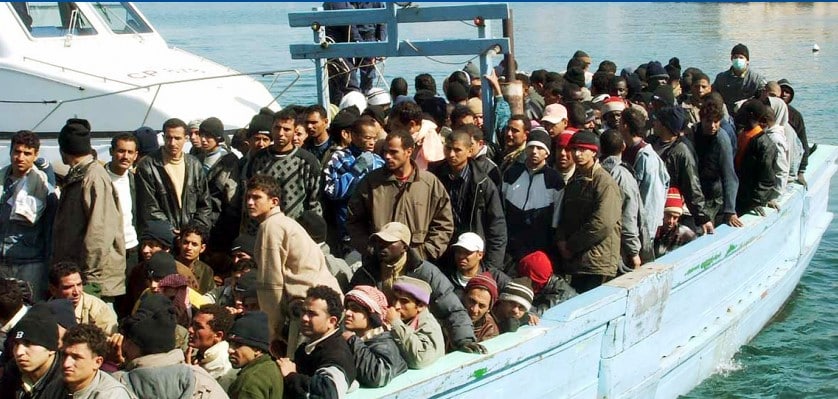 Tragedia a largo delle cose della Sicilia dove un gommone carico di migranti ha abbandonato in acqua una quarantina di disperati