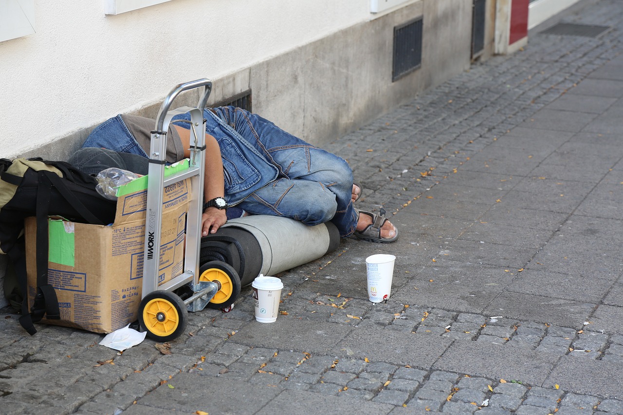 Povertà assoluta da record, ma il governo dimezza i sostegni: la denuncia della Caritas