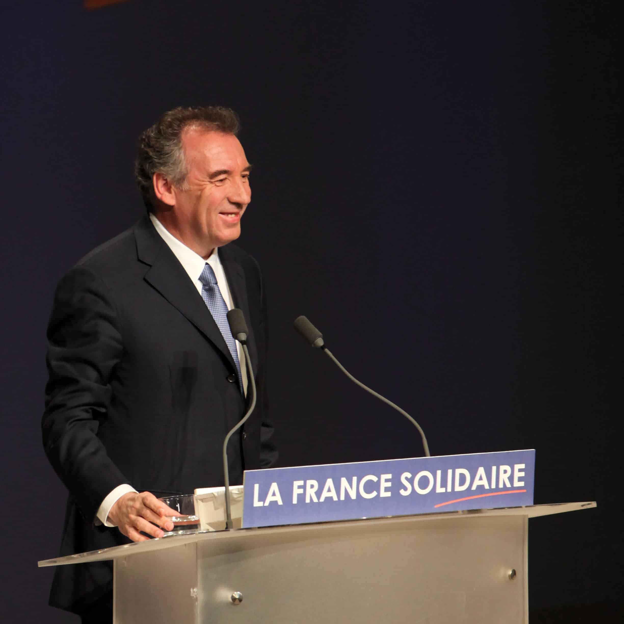 Francia, Macron si gioca tutto sul centrista Bayrou