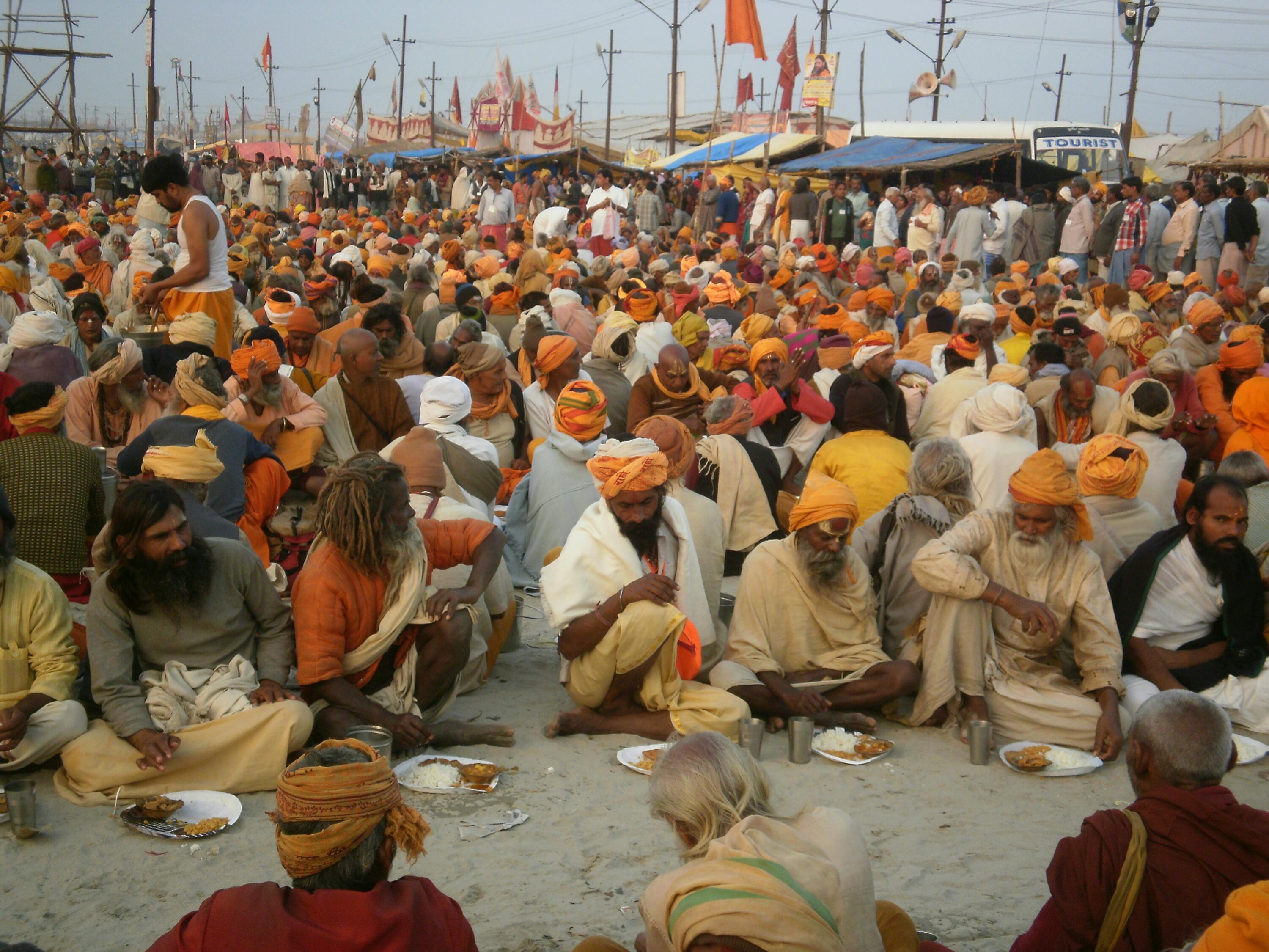 Tragedia in India, una dozzina di fedeli sono morti schiacciati nella calca durante il festival Kumbh Mela