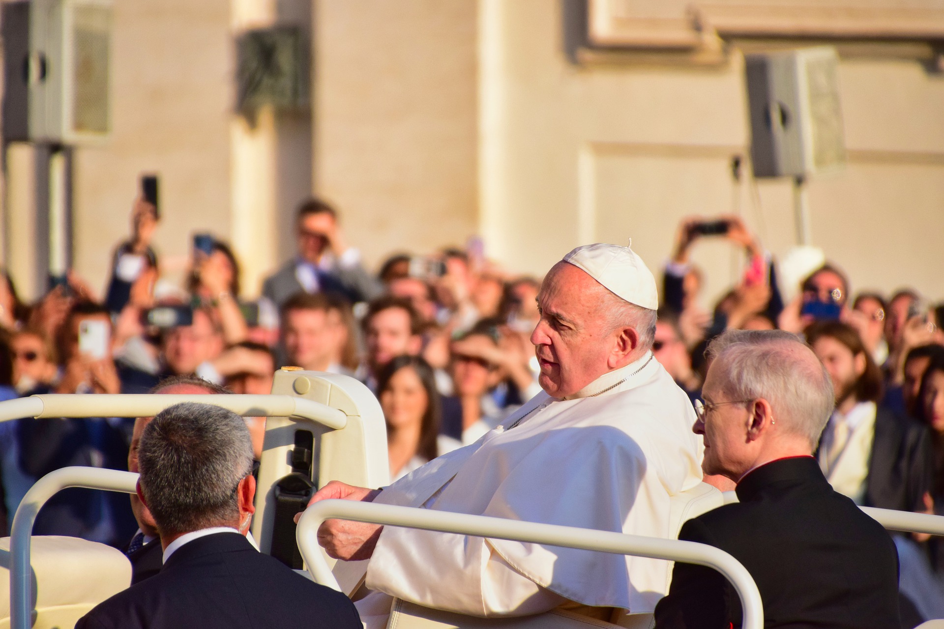 Brutta caduta e tanto spavento per Papa Francesco: il Pontefice ha riportato una forte contusione all’avambraccio destro durante un incidente domestico