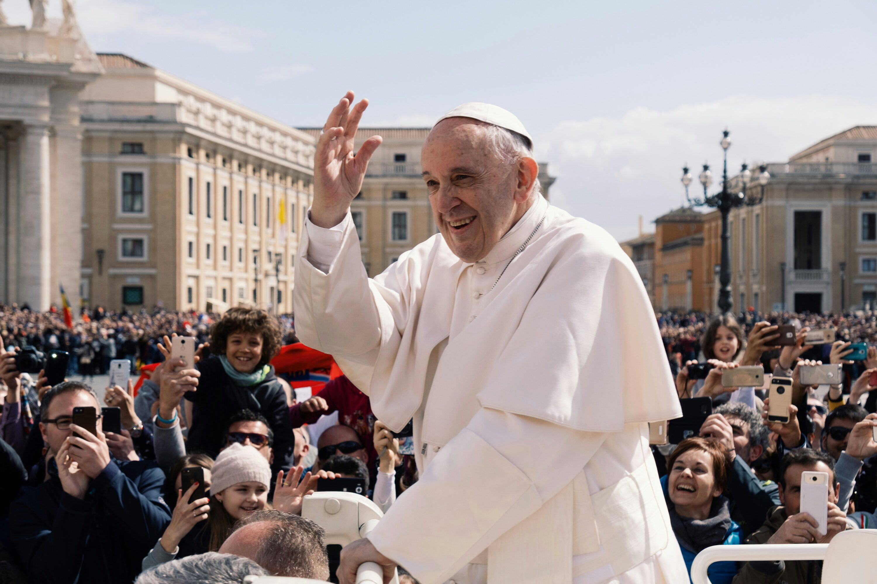 Cos’è l’infezione polimicrobica che ha colpito Papa Francesco: cause, sintomi e trattamento