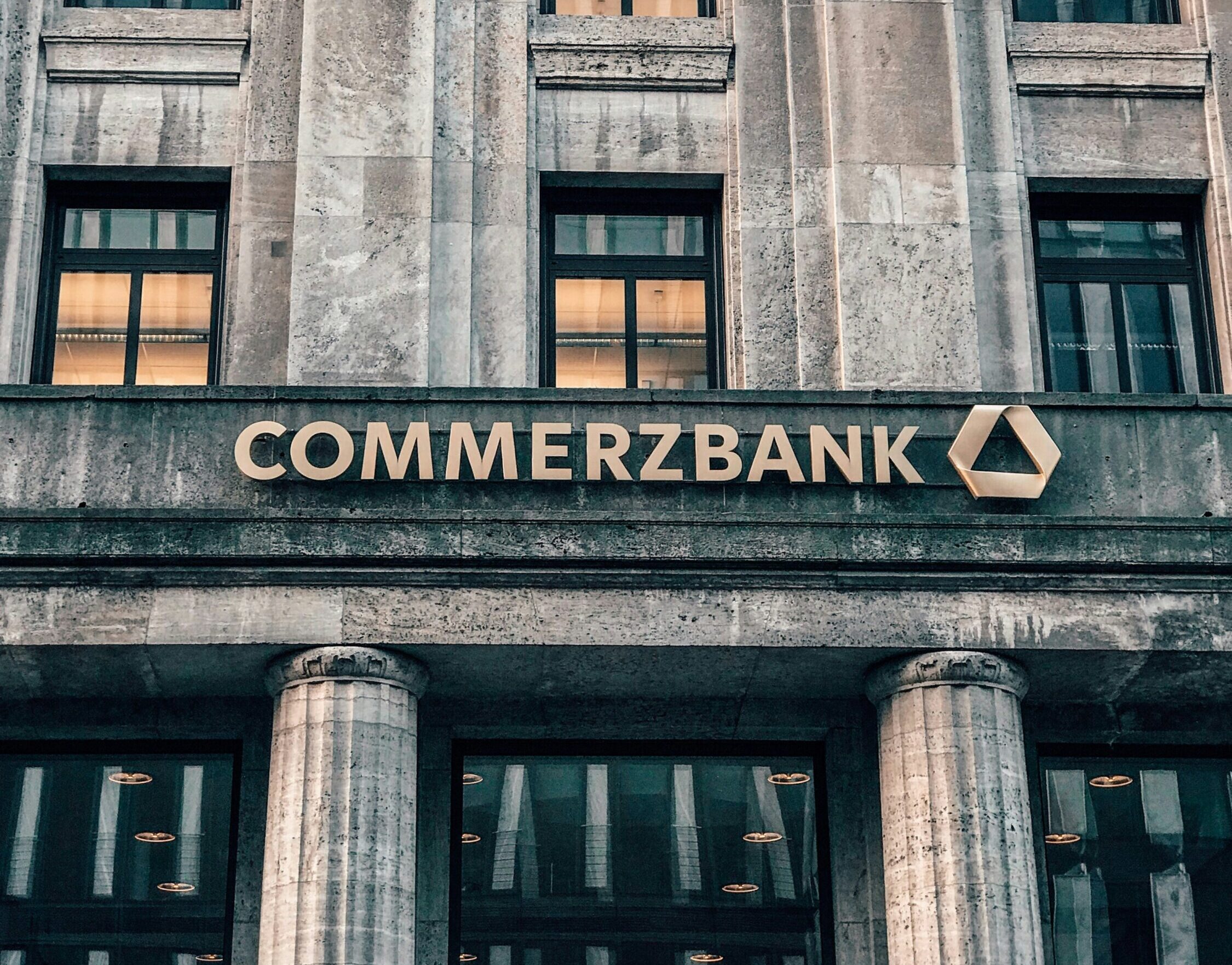 Commerzbank licenzia i tedeschi contro la scalata