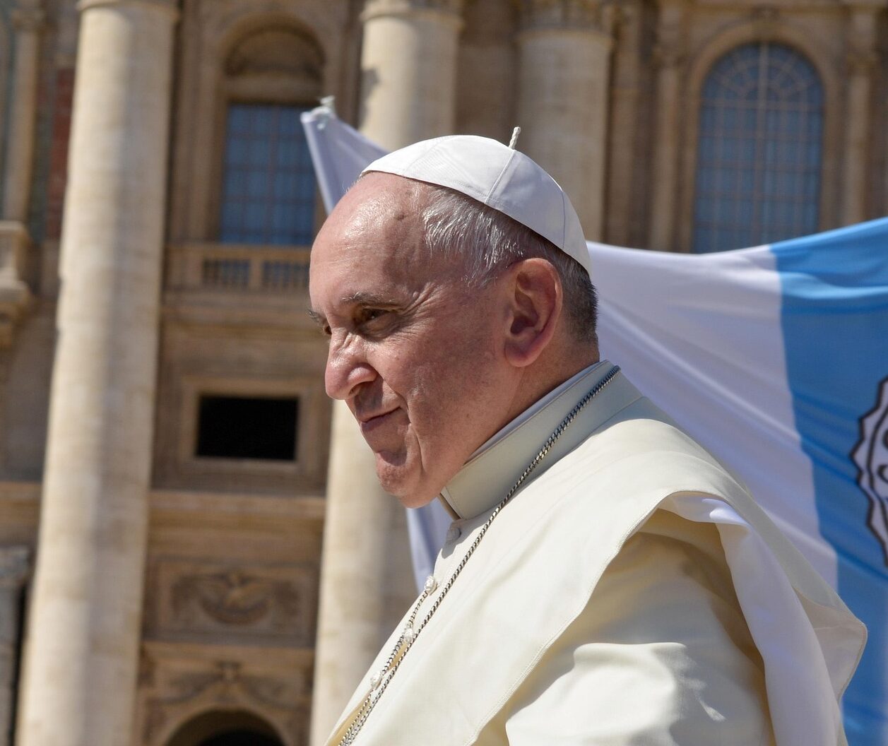 Papa Francesco ha trascorso una notte tranquilla e continua a mostrare segni di lieve miglioramento