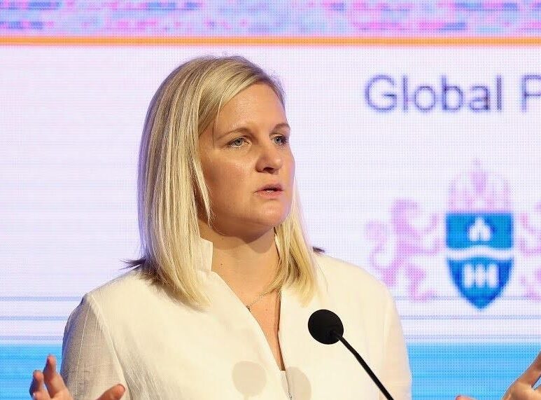 Chi è Kirsty Coventry, dal nuoto alla politica: è la prima donna e la prima africana eletta presidente del Cio